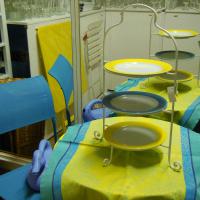 Étagère mit Kahla Tellern, Tische und Stühle von Fermob, Tischtextilien